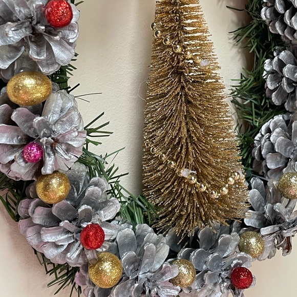 Christmas Holiday Pinecones Wreath - Picture 2 of 2
